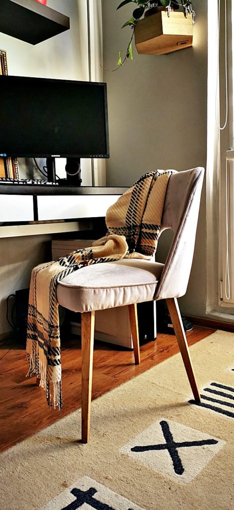 krzeslo tapicerowane muszelka 471x1024 - KRZESŁO PRL - EFEKTOWNA METAMORFOZA MUSZELKI